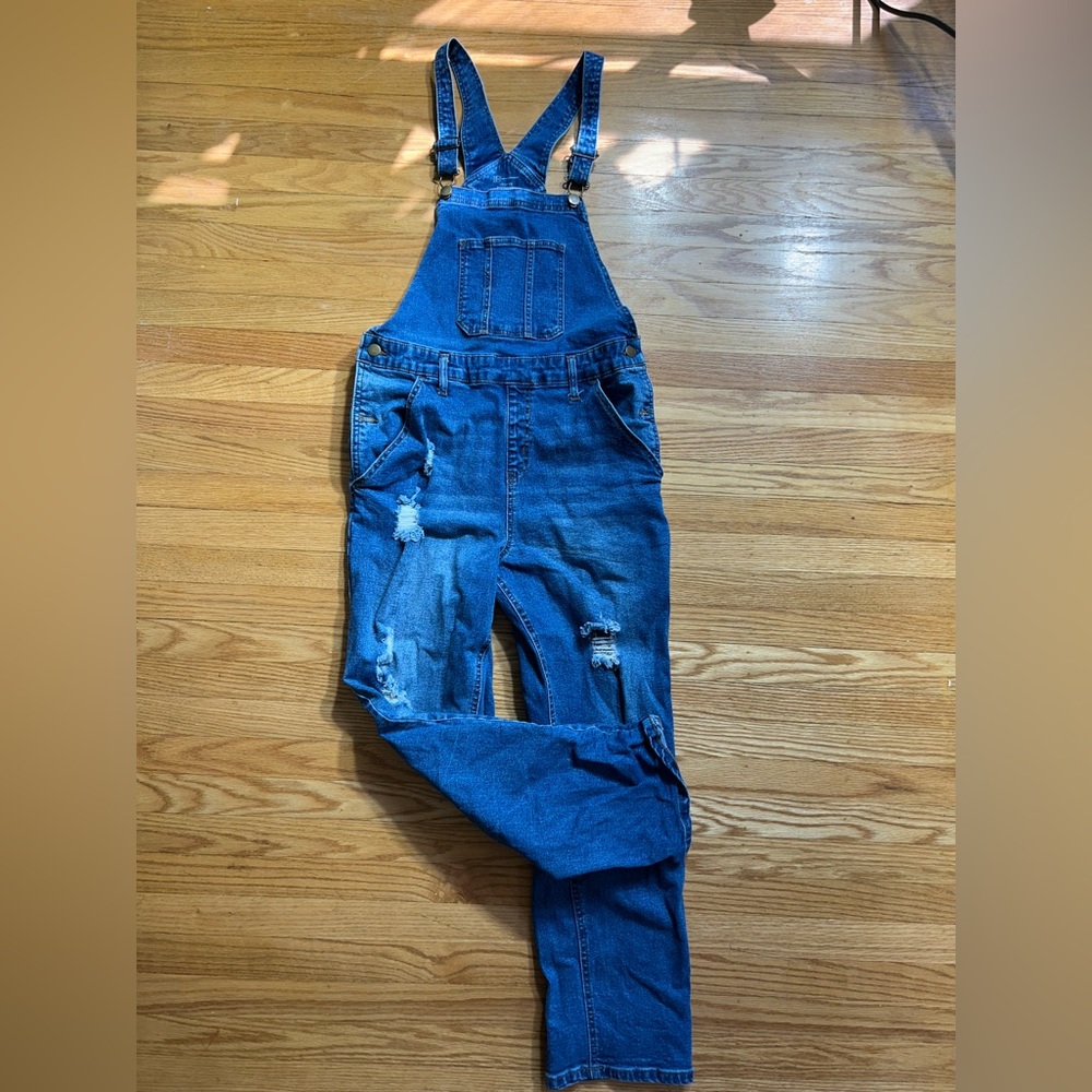 No Boundaries. Medium-wash denim overalls. Size Large.